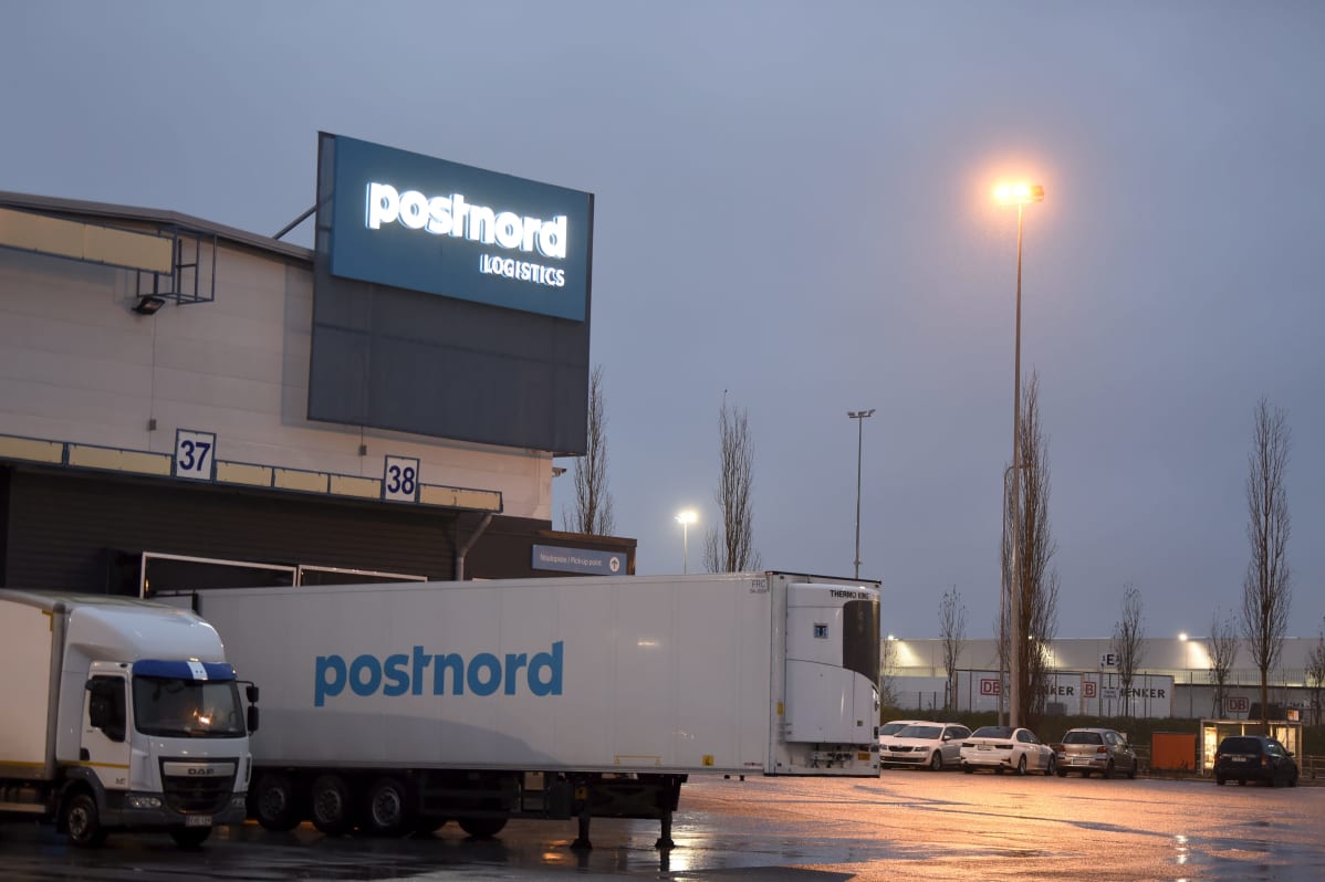 Postnord-kontor och lastbilar.