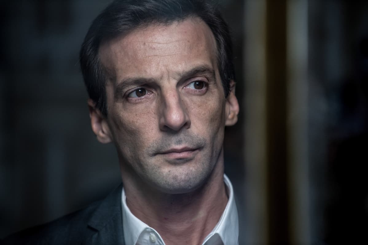 Mathieu Kassovitz katselee ohi kameran.