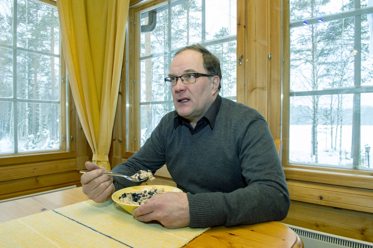 Rauno Hännikäinen puuroaterialla.