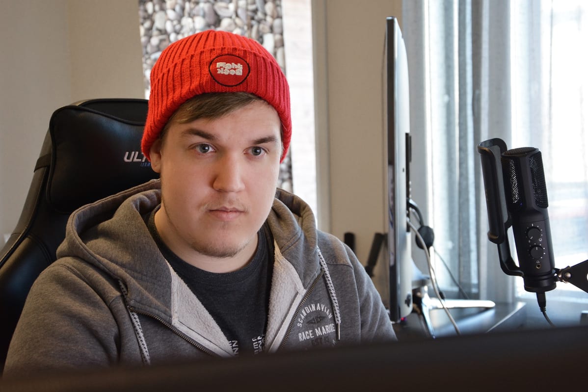 Ville Saastamoinen tietokoneen edessä.