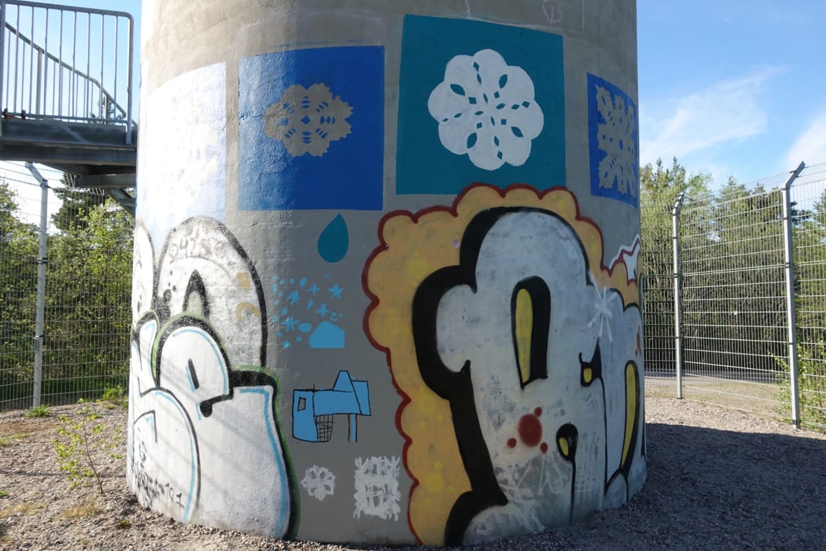 Graffitit ja abstrakti taide kohtaavat vesitornin betonissa. Maj Britt Huovila haluaa kunnostaa myös 90-luvulla maalatut graffitit.