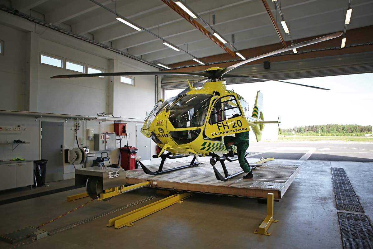 FinnHEMSin helikopteri hallissaan.