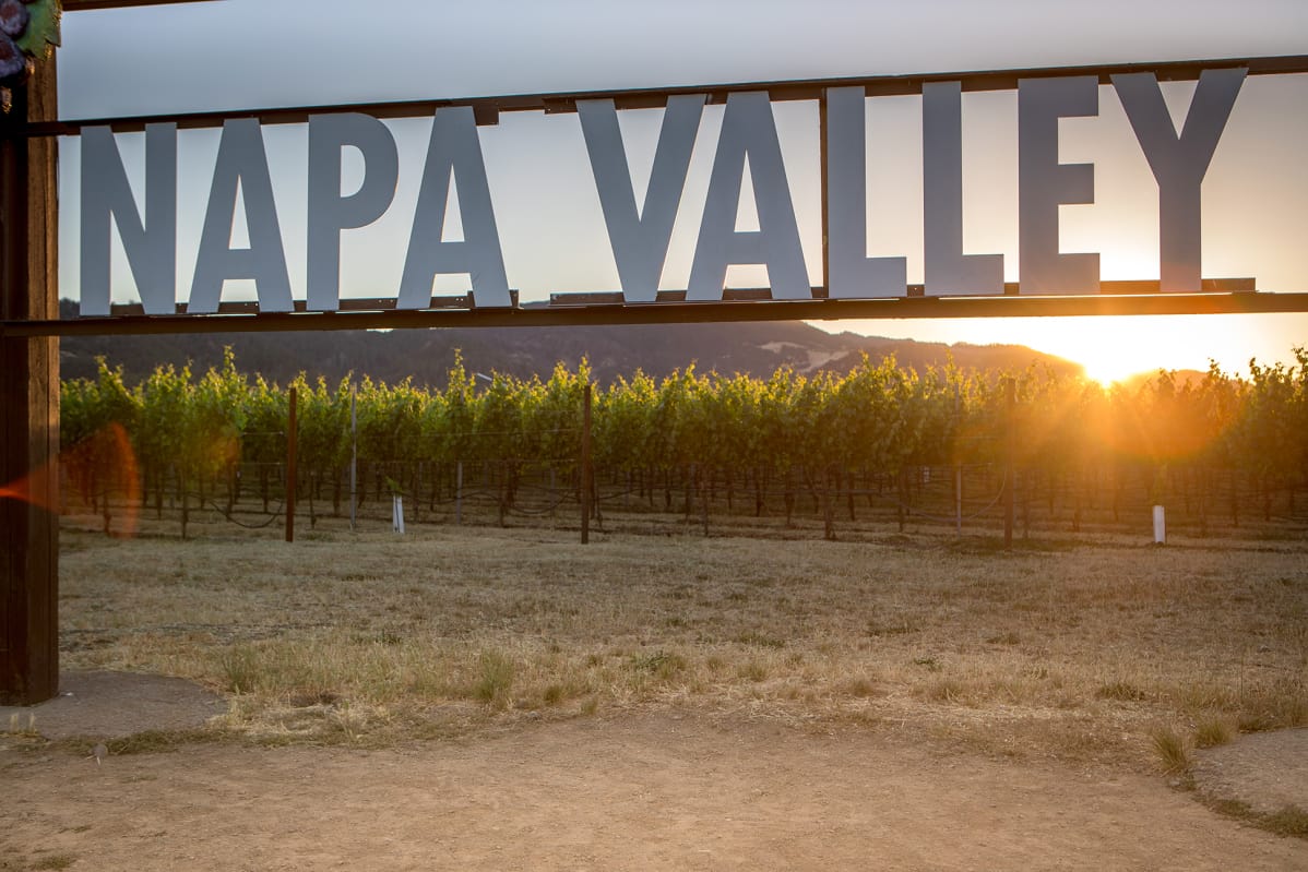 Napa Valley –kyltti auringonlaskussa.
