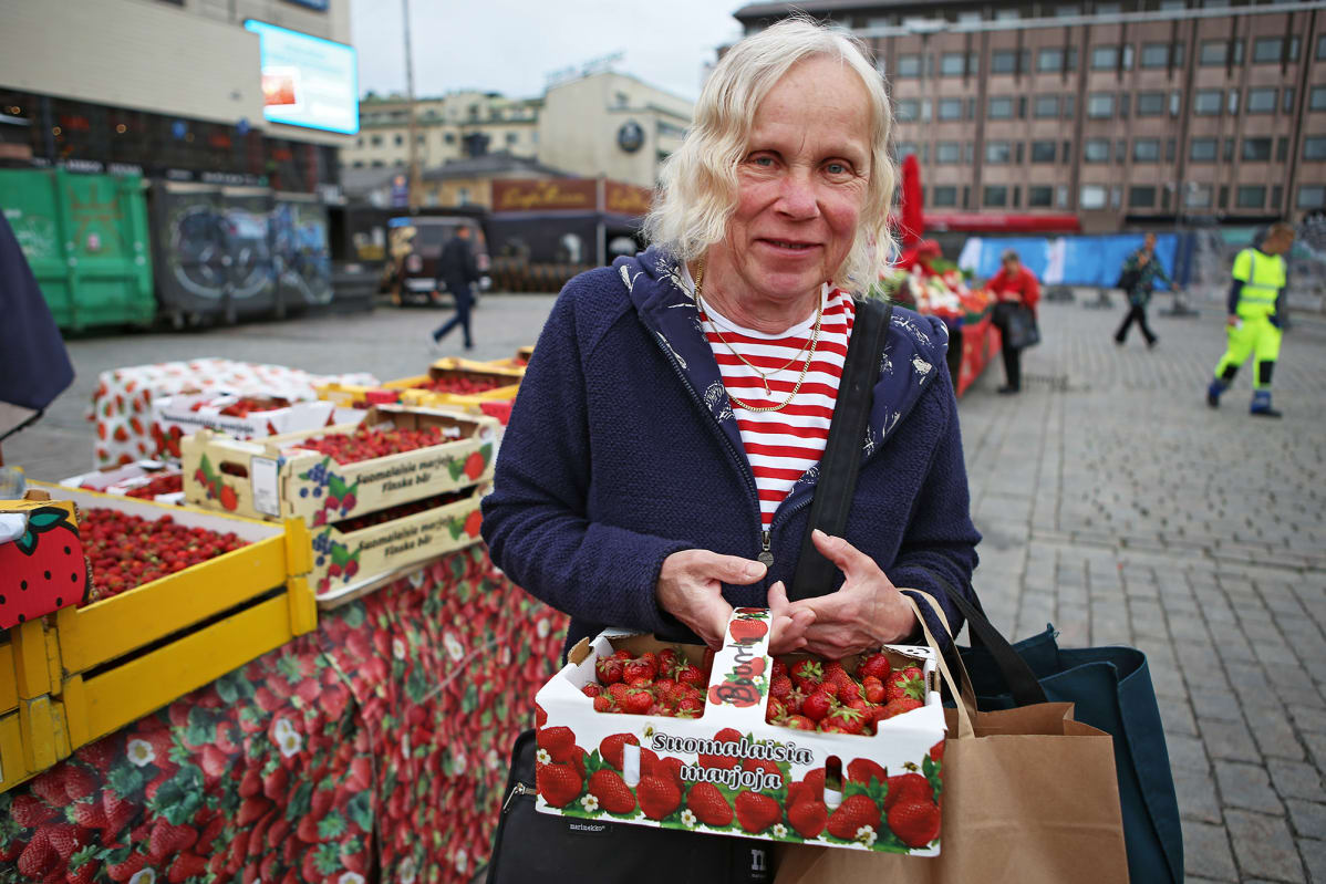 Nainen mansikkakaupoilla Turun kauppatorilla.