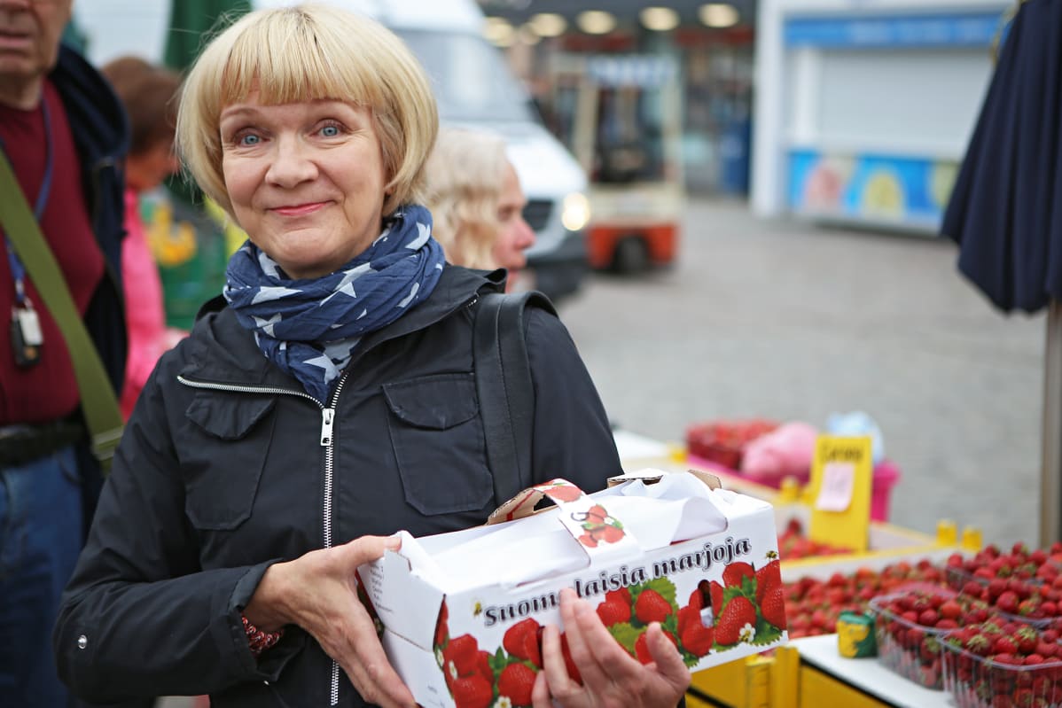 Nainen mansikkakaupoilla Turun kauppatorilla.