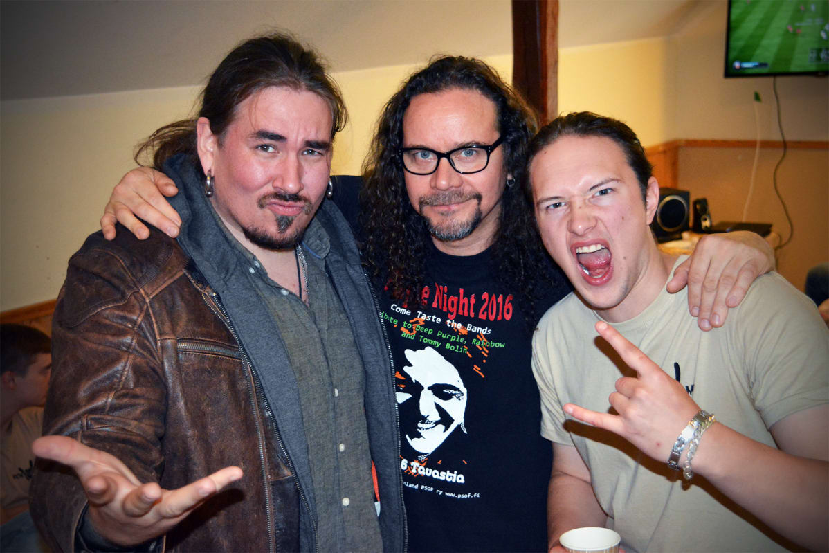 Laulaja Antti Railio (vas.), Rock Campin toinen perustajajäsen Rude Rothstén ja leiriläinen Otto Veikkola rockleirillä Alavudella.