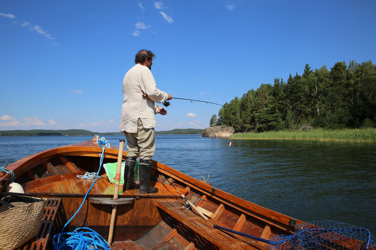 Pekka Haahti kalastaa.