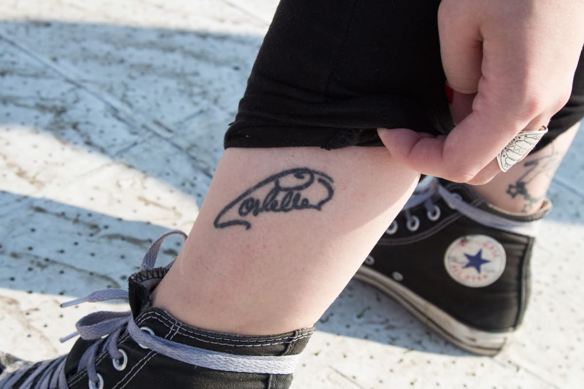 Costello Hautamäen nimikirjoitus tatuioituna jalkaan.