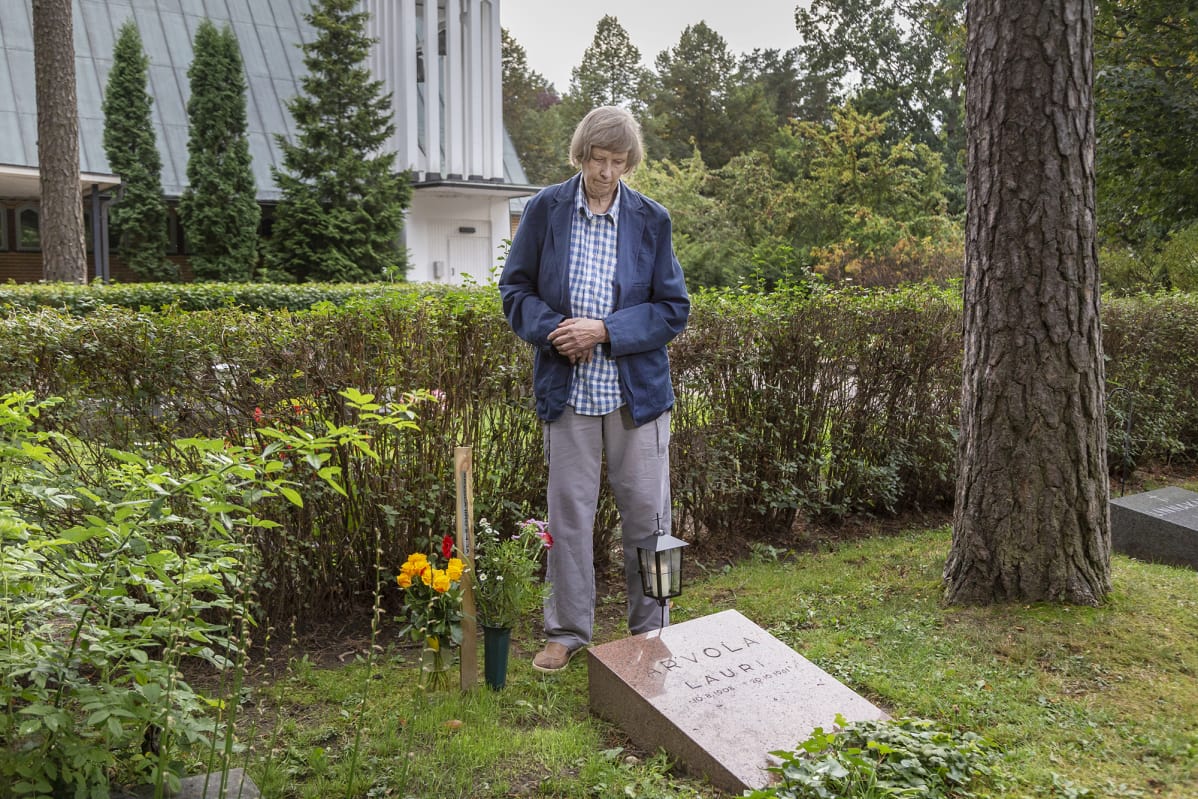 mies poikansa haudalla