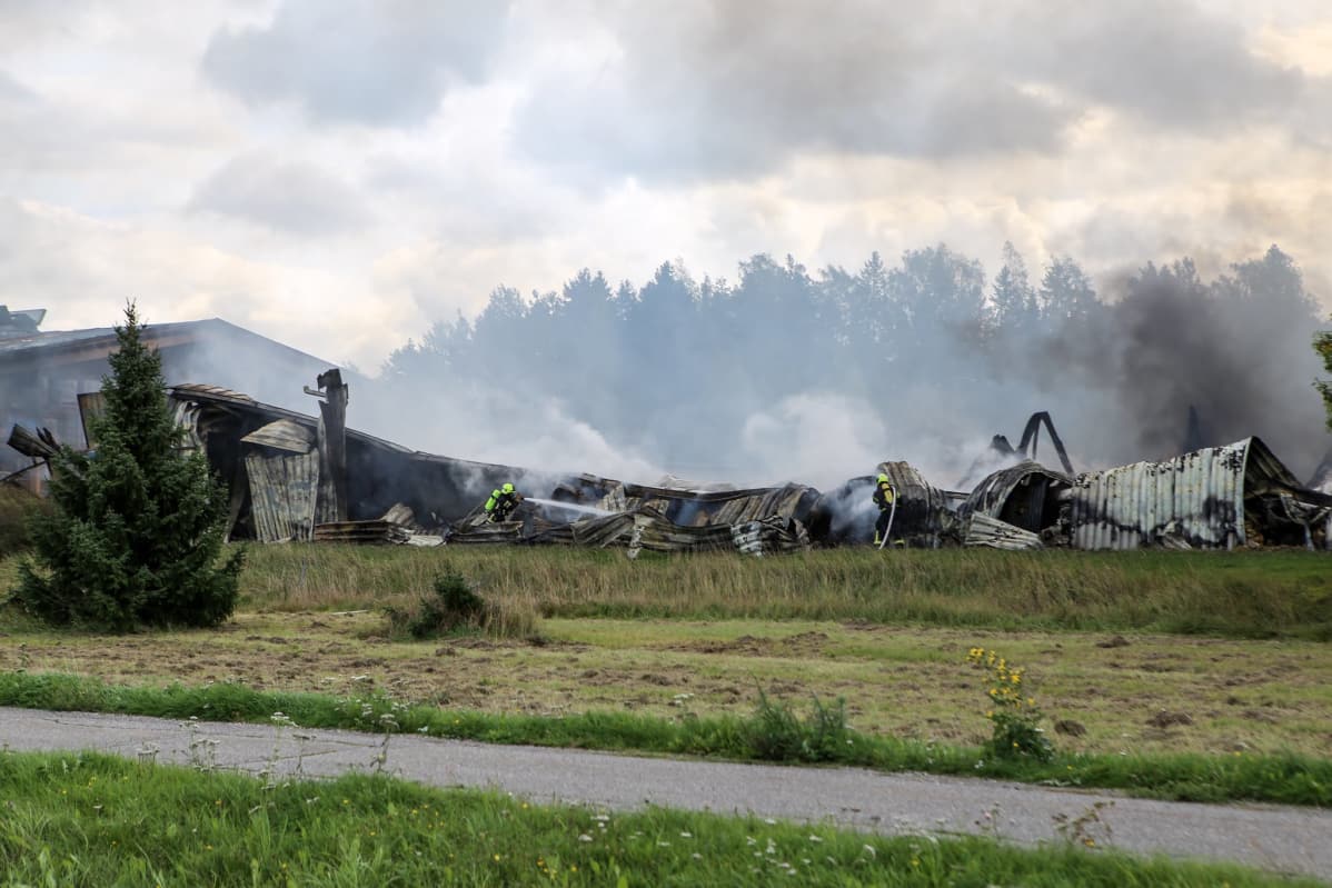 Kynttilätehtaan savuavat rauniot