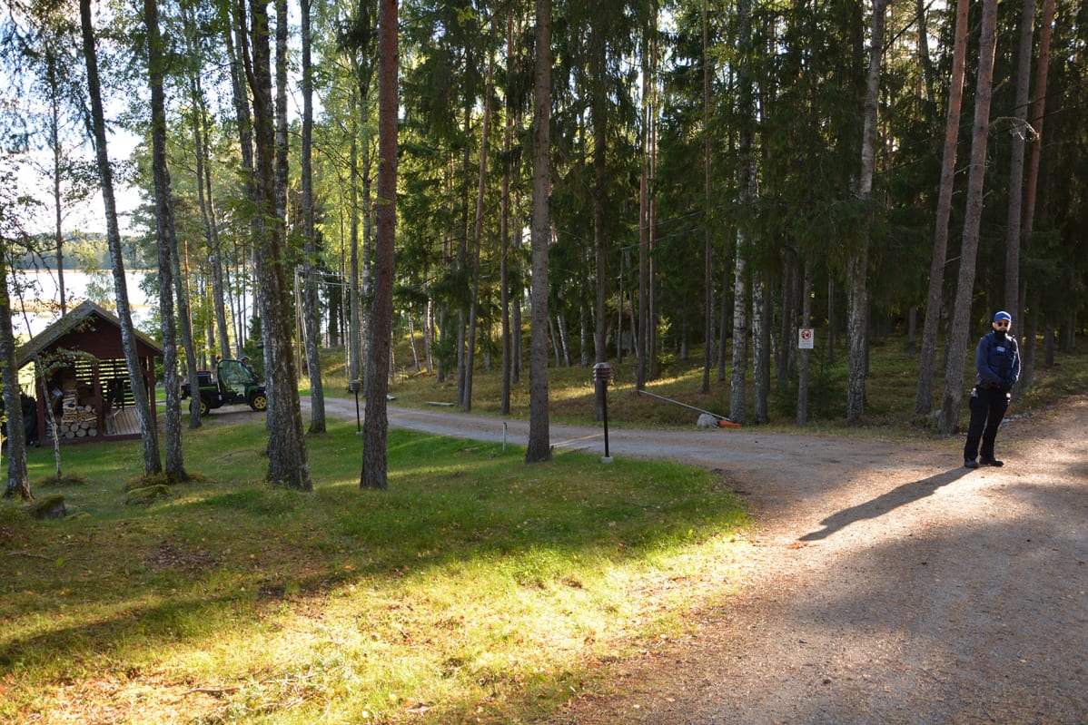 Poliisi valvoo Paraisilla Ybbersnäsintien päässä olevaa rantakiinteistöä.