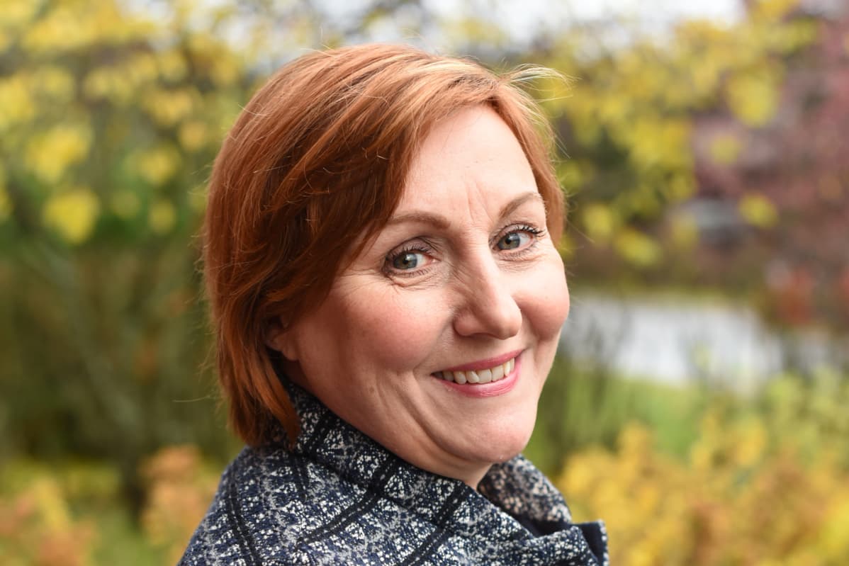 Kuvassa nainen