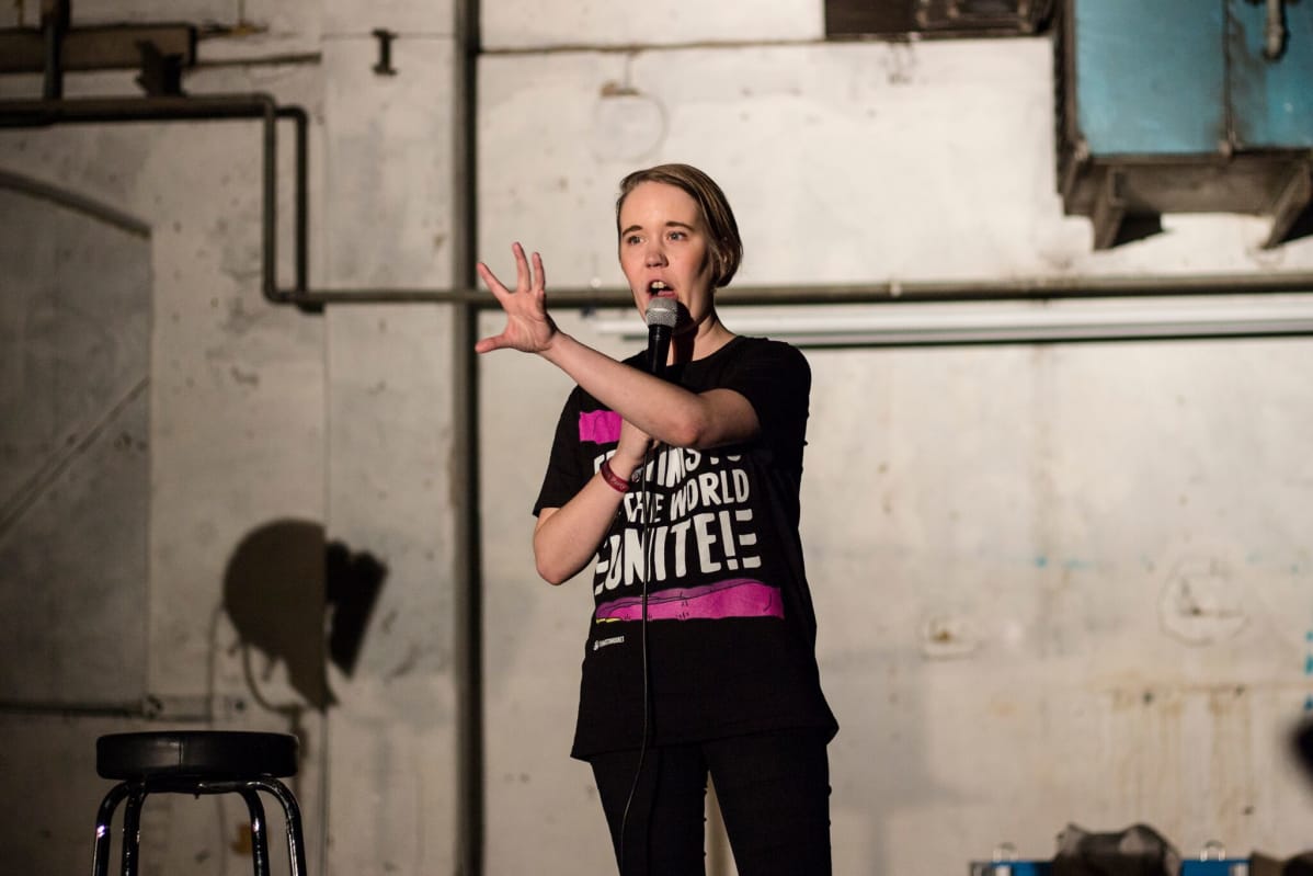 Ida Akkila esiintymässä stand up -lavalla.