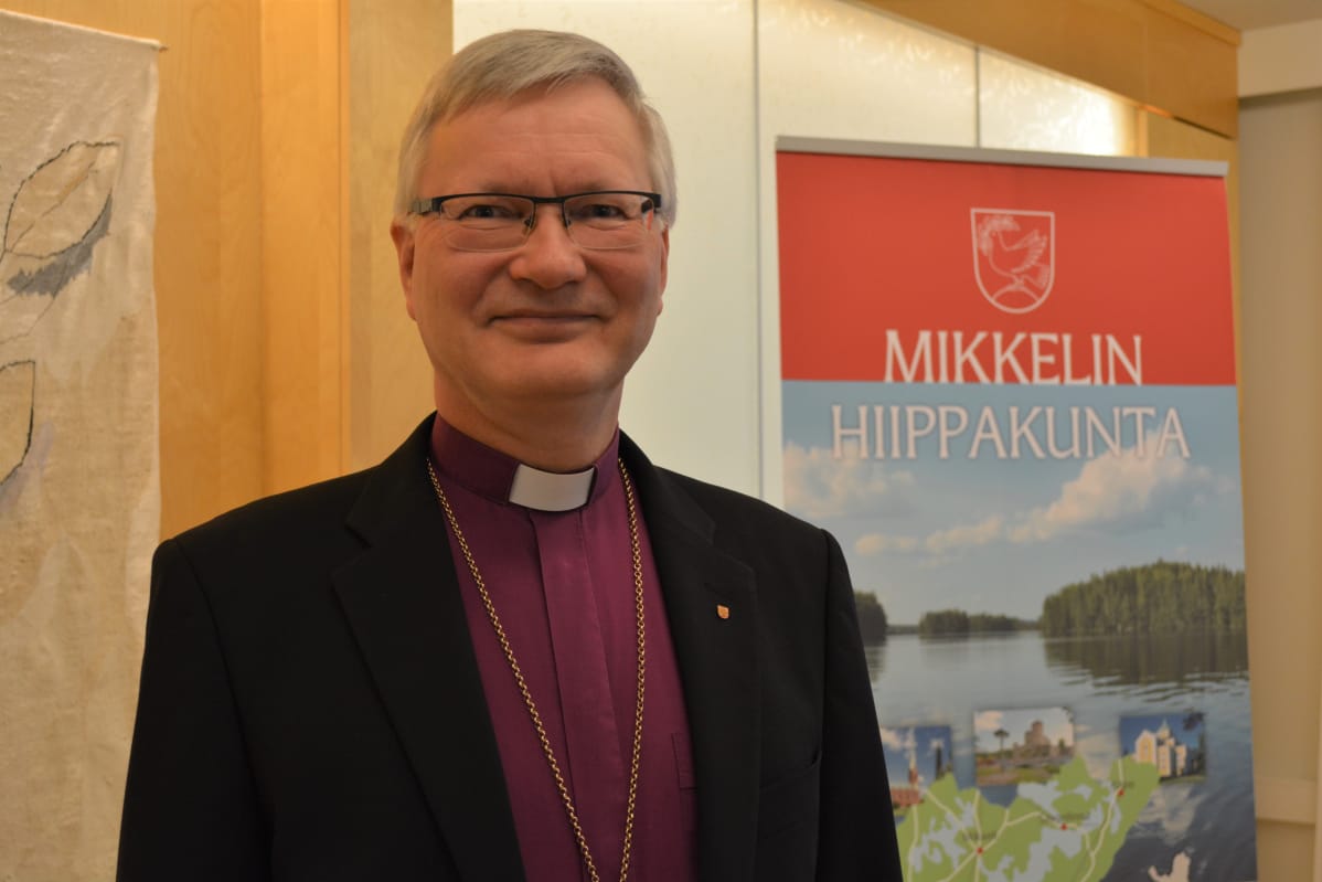 Piispa Seppo Häkkinen.