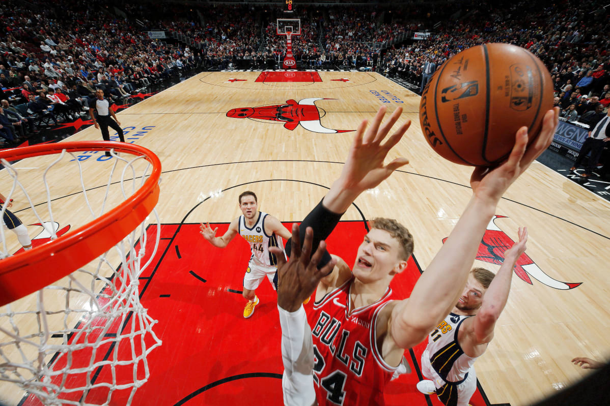 Lauri Markkanen donkkaa.