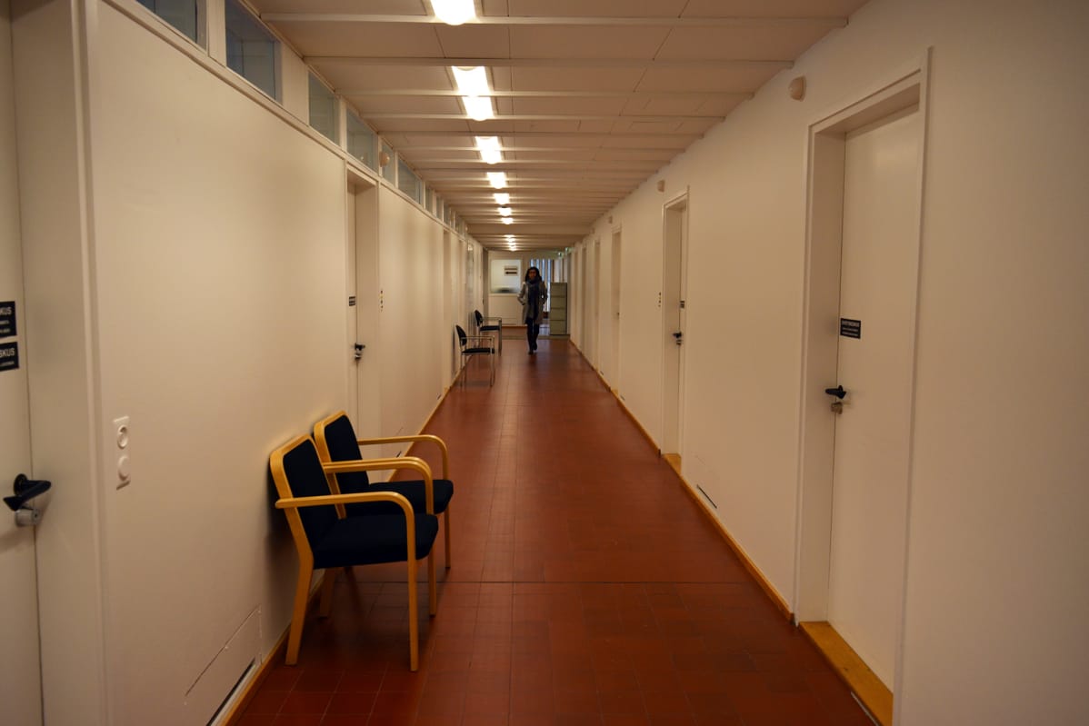 Alvar Aallon suunnittelema Seinäjoen kaupungintalo on suojeltu rakennussuojelulain korkeimmalla tasolla. Esimerkiksi tälle käytävälle voi tehdä remonteissa vain ennallistavia toimenpiteitä.