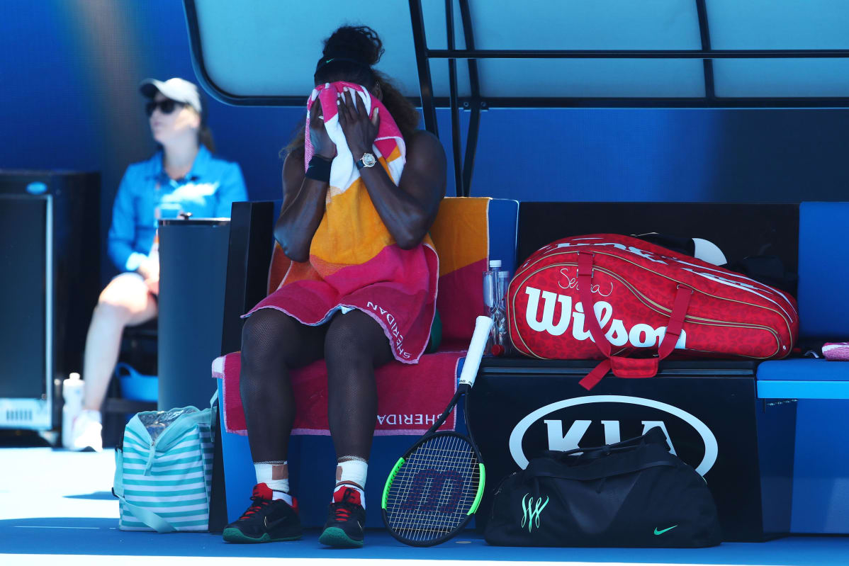 Serena Williams pyyhkii naamaansa pyyhkeellä