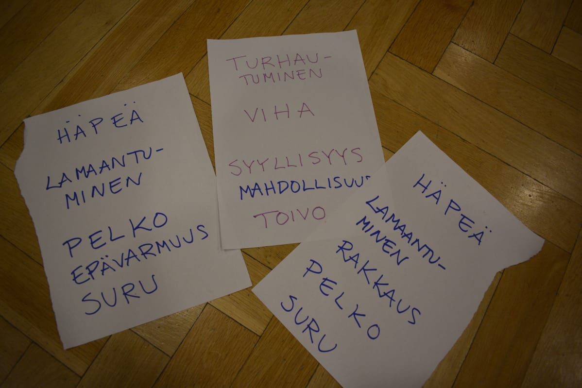 Tunteita lapulle kirjoittena.