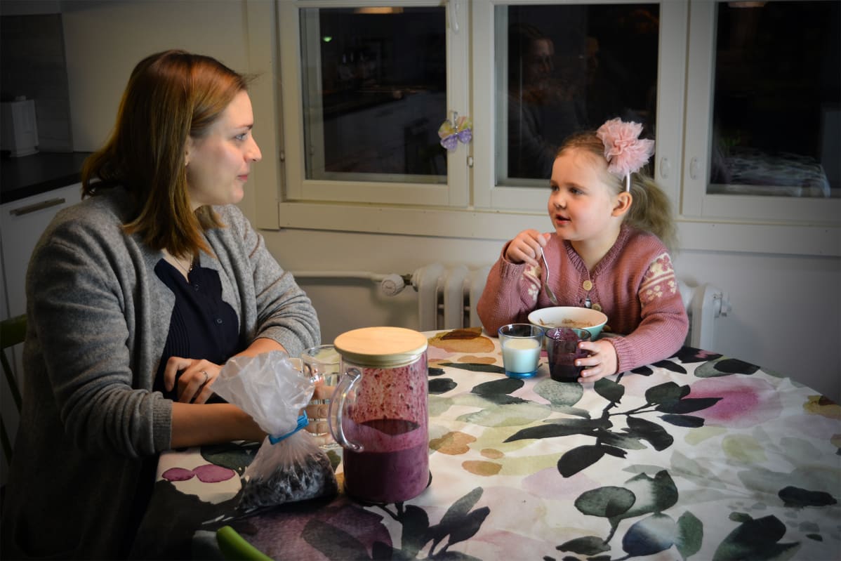 Sara Sillanpään ja 4-vuotiaan Viljan aamupala sujui tällä kertaa hyvinkin rauhallisesti.