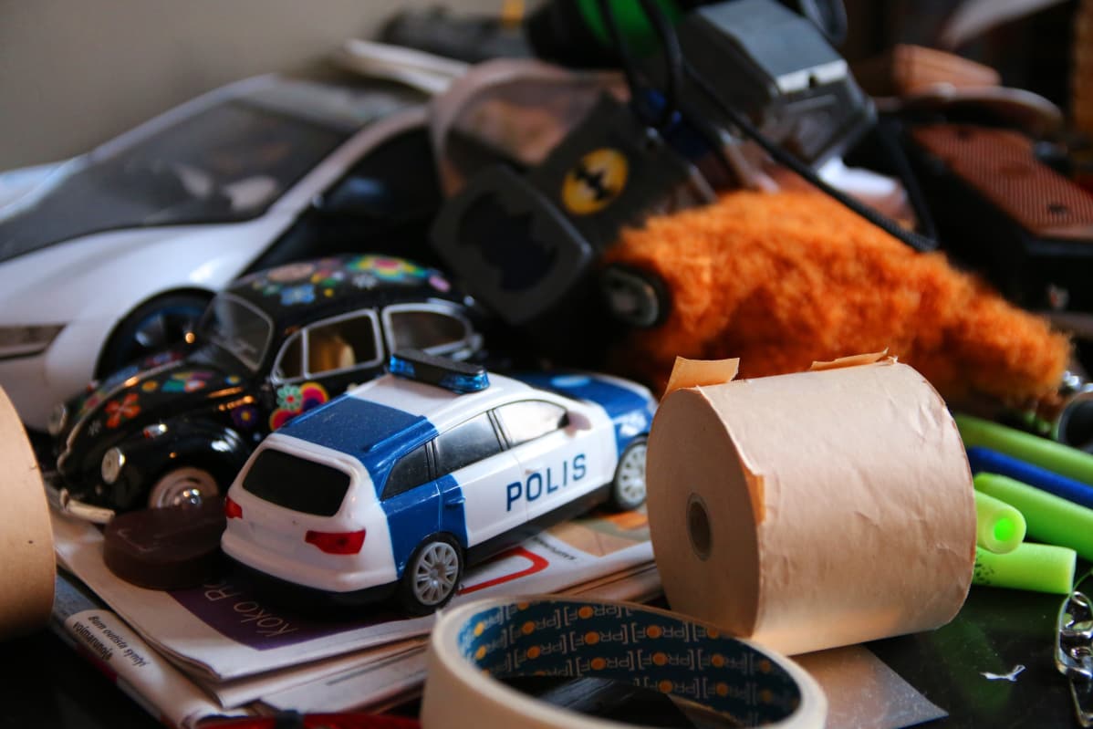 Asunnossa vallitseva kaaos ei Pihlajan mukaan haittaa sohvasurffaajia.
