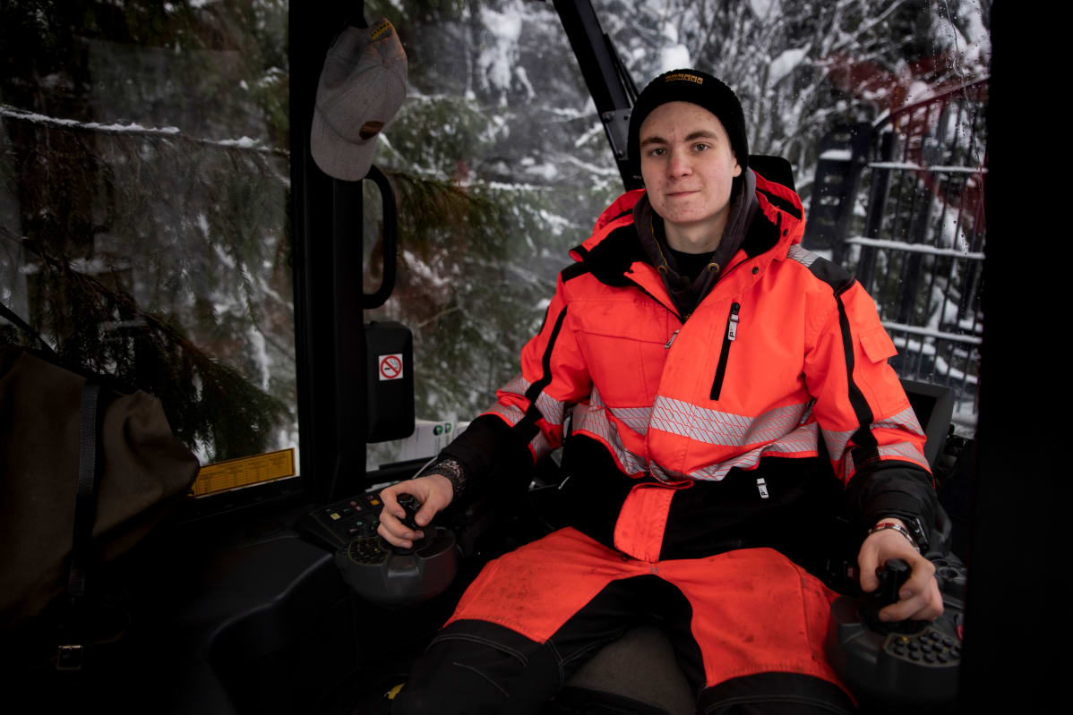 Metsäkoneen kuljettajaksi opiskeleva Juuso Lehtomäki istuu ajokoneen ohjaimissa
