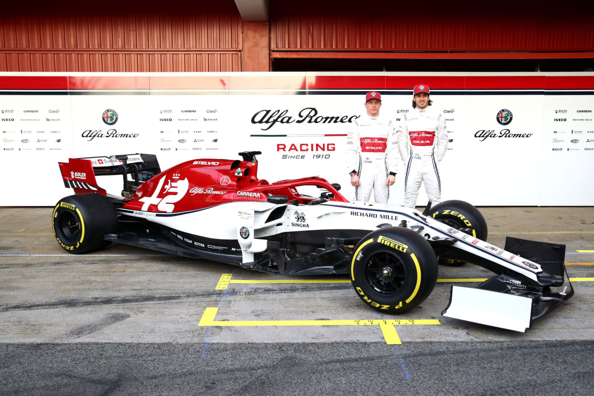 Kimi Räikkönen ja tallitoveri Antonio Giovinazzi poseeraavat Alfa Romeon uuden auton vierellä.
