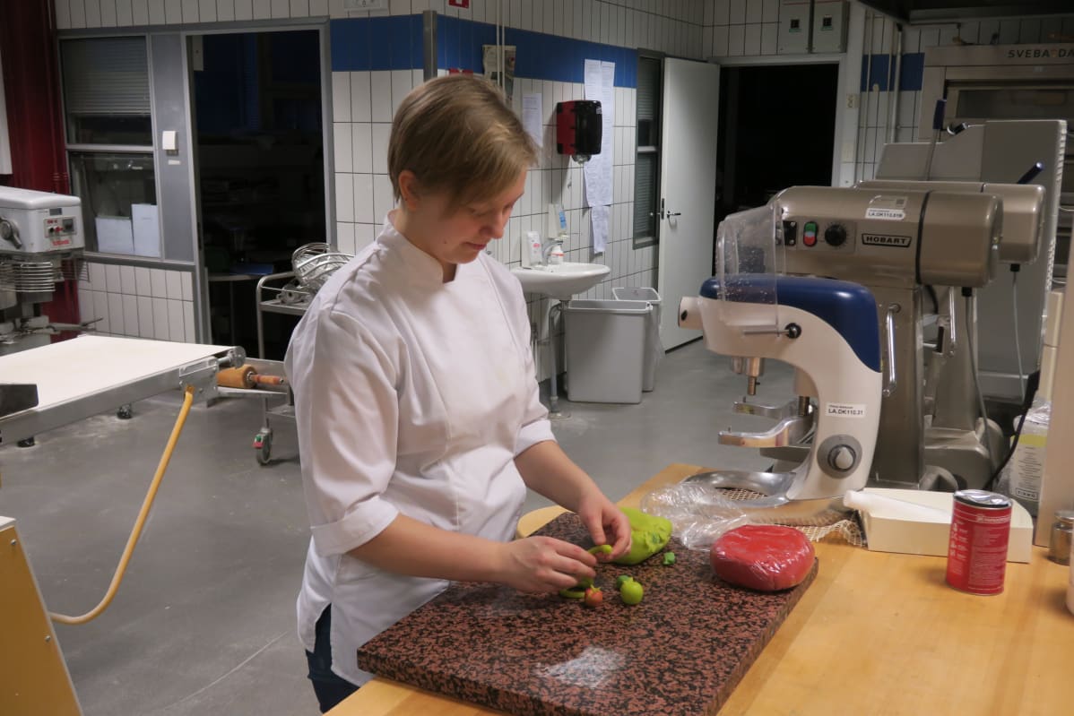 Leipuri-kondiittoriksi opiskeleva Aili Akkanen kiittelee Espoon Omniassa lukiokurssien aikataulujen sopineen hyvin yhteen ammatilliste opintojen kanssa.