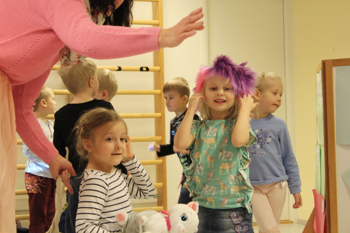 Lapset leikkivät medialeikkiä.