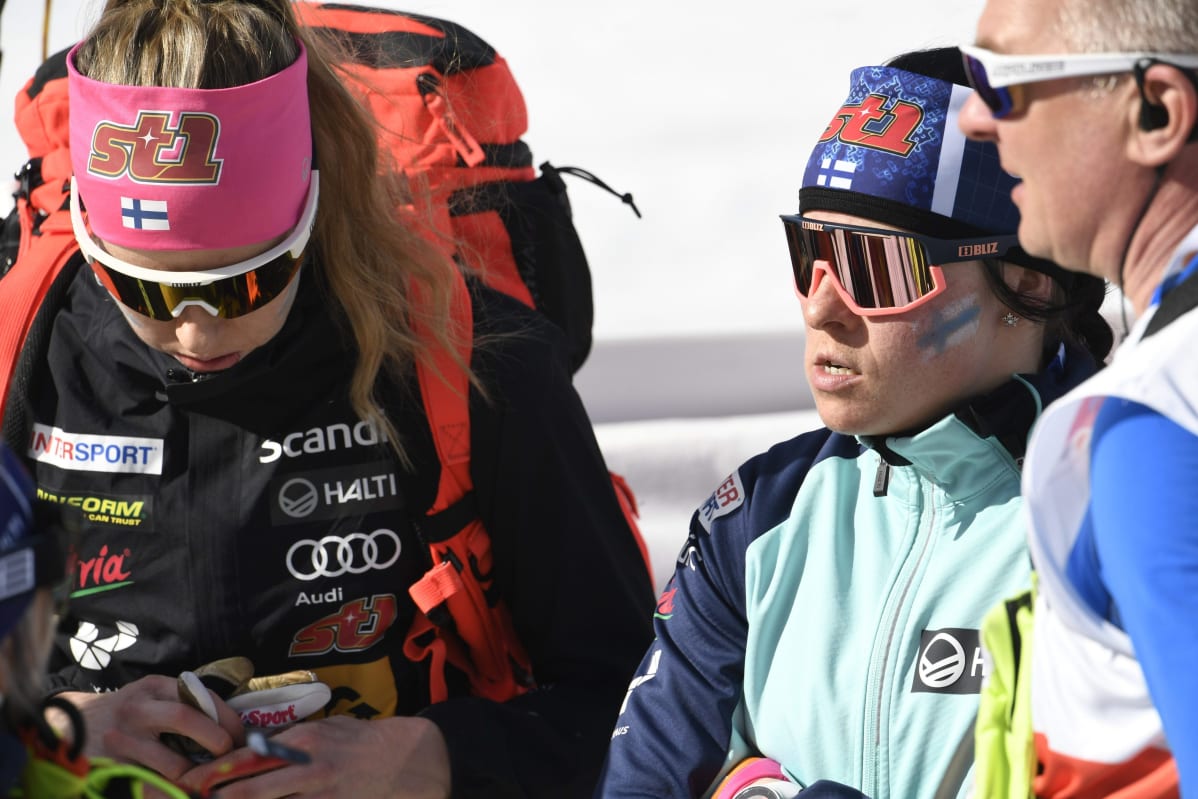 Laura Mononen (vas.), Krista Pärmäkoski ja päävalmentaja Matti Haavisto.
