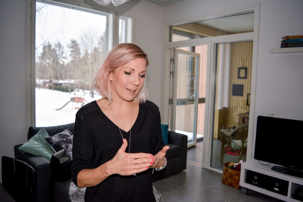 "Jos parin kuukauden päästä tulisi fiilis, että pitää tulla takaisin, niin sitten tullaan takaisin ja jos 20 vuoden kuluttua on sellainen fiilis, ettei vieläkään olla lähdössä, niin sitten ei lähdetä vielä silloinkaan", Emilia Ala-Mattinen sanoo.