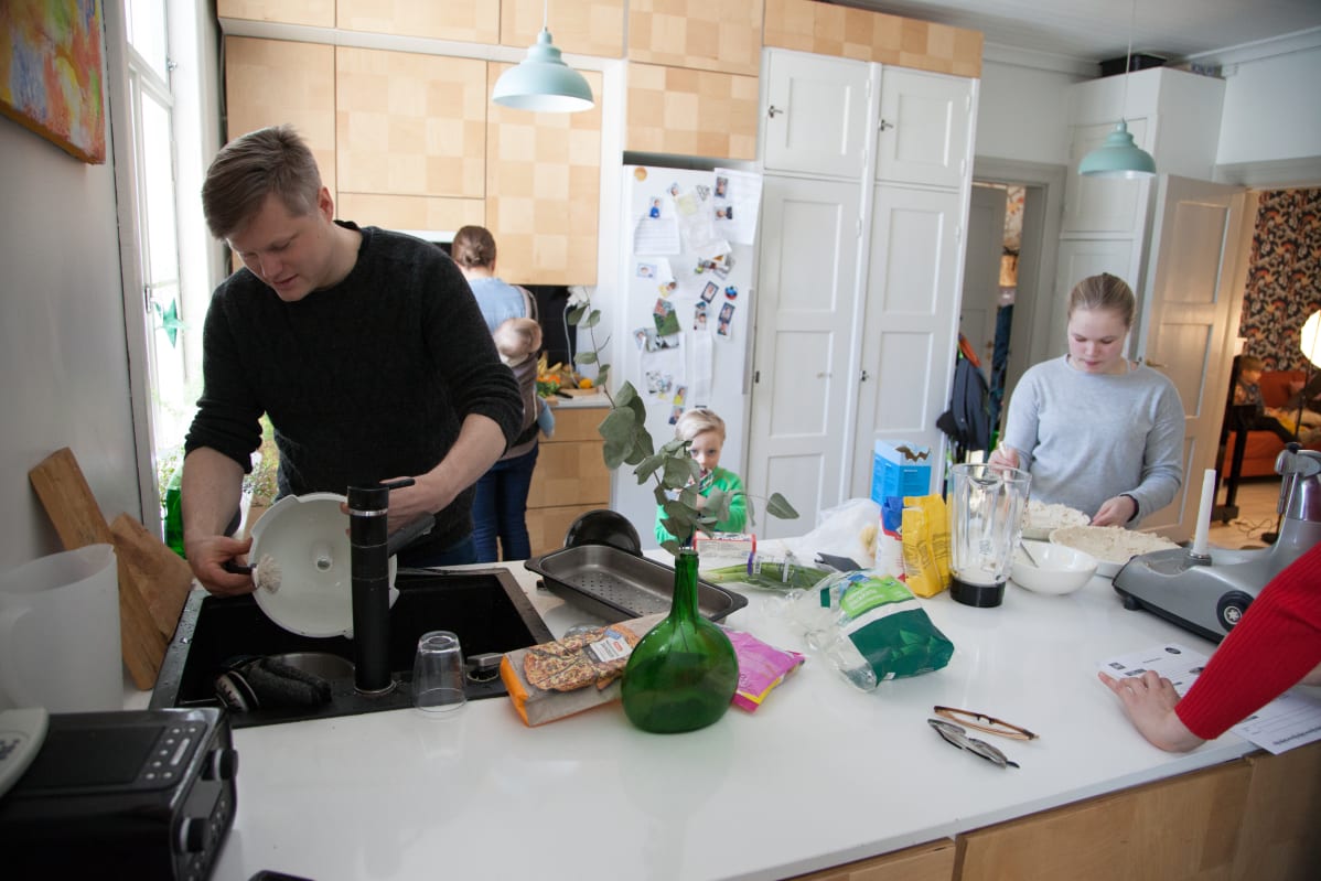 Laineen perhe Imatralta järjesti Vaalisohvan kotonaan.