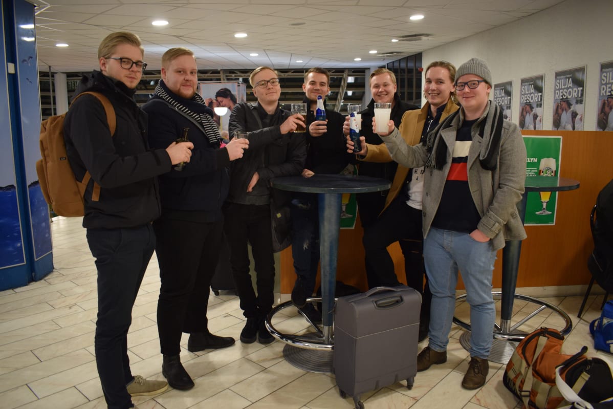 Turun ammattikorkeakoulun rakennusalan opiskelijat valmistautumassa alkavaan risteilyyn.