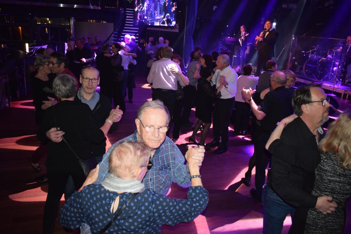 Seniorit tanssivat laivalla.