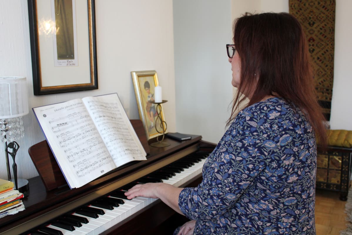 Eija soittaa pianoa