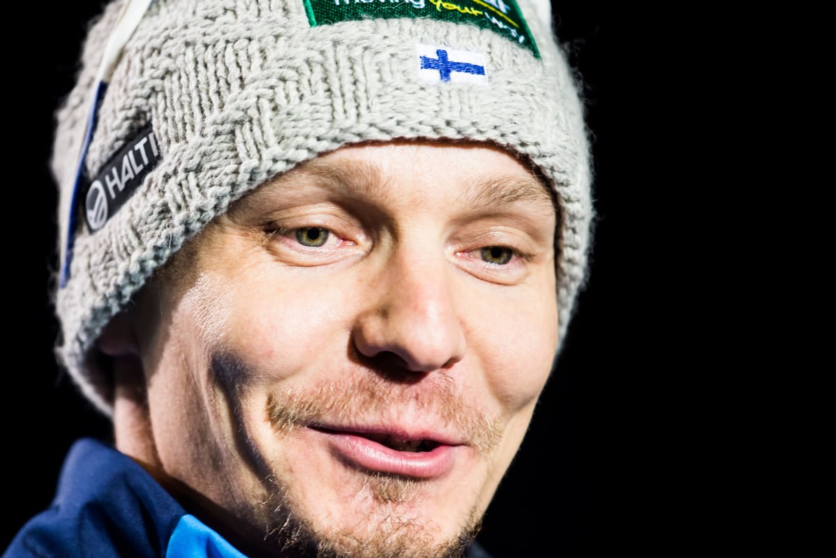 Petter Kukkonen hymyilee lähikuvassa.