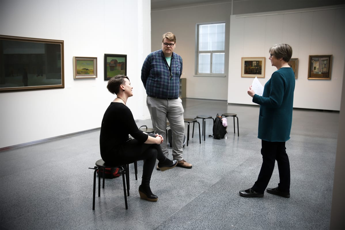 Lapuan kaupungin kulttuuripäällikkö Susanna Oversteyns (vas.), Lapuan kaupungin museoiden museointendentti Sakari Hanhimäki ja Lapuan taidemuseon lehtori Kirsi-Maria Tuomisto taidemuseossa.