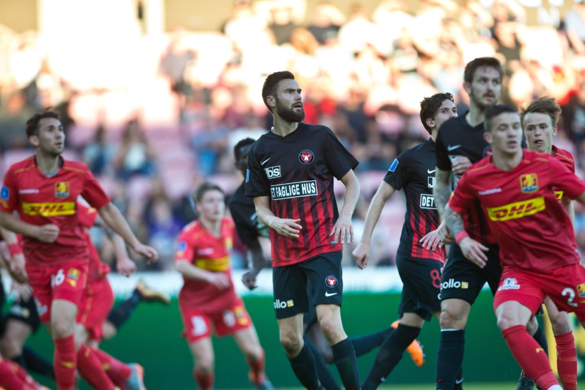 FC Midtjyllandin Tim Sparv tarkkailee palloa.