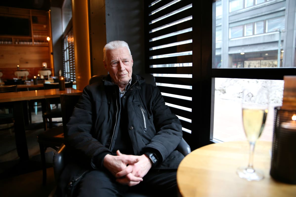 Nurmijärveläinen Tapio Hirvonen Kampin Teerenpeli-olutravintolassa maaliskuussa 2019.