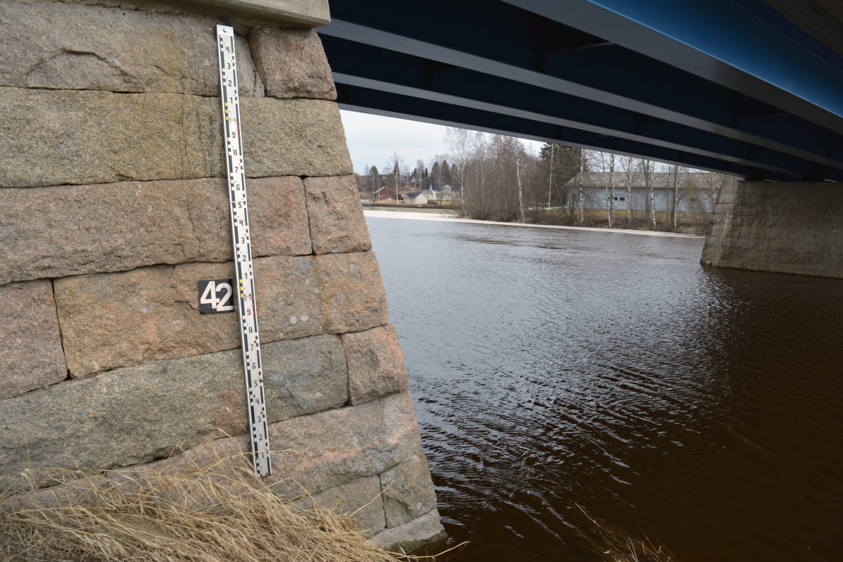 Kyrönjoen korkeutta tarkkaillaan siltaan kiinnitetyllä mittarilla Kurikassa.