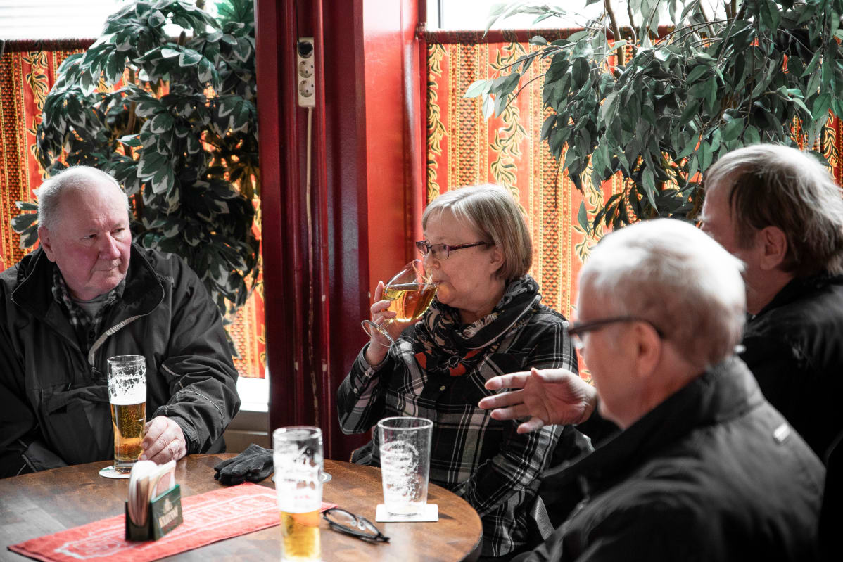 Hervanta Kultainen Apina Baari Olut Kalja alkoholi
