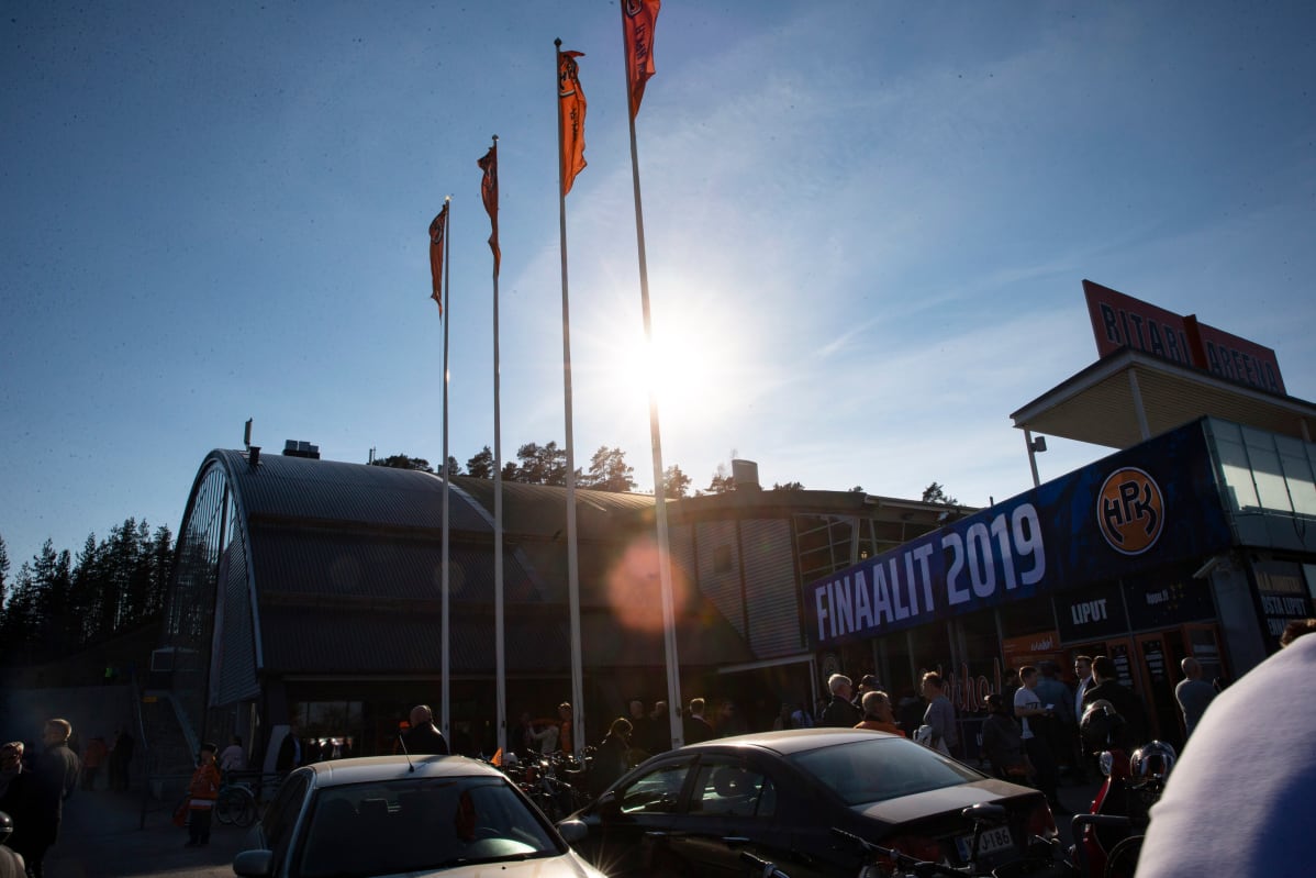 HPK finaalitunnelmaa ulkona