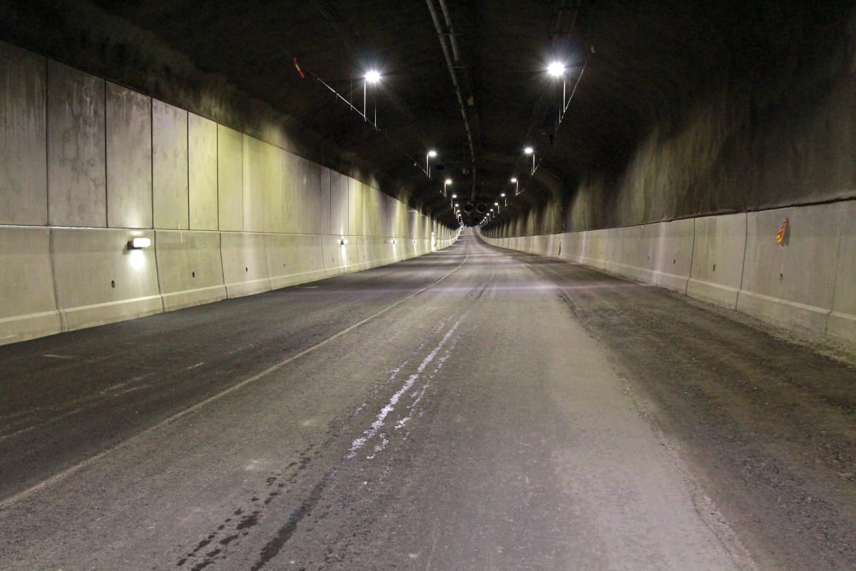 Vastapäällystetty, tyhjä tunneli.