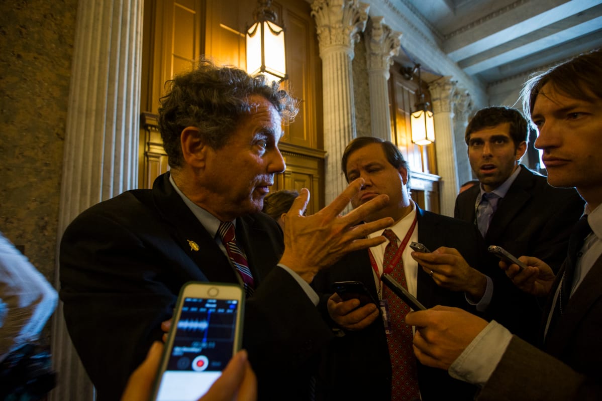 Sherrod Brown toimittajien tentattavana.