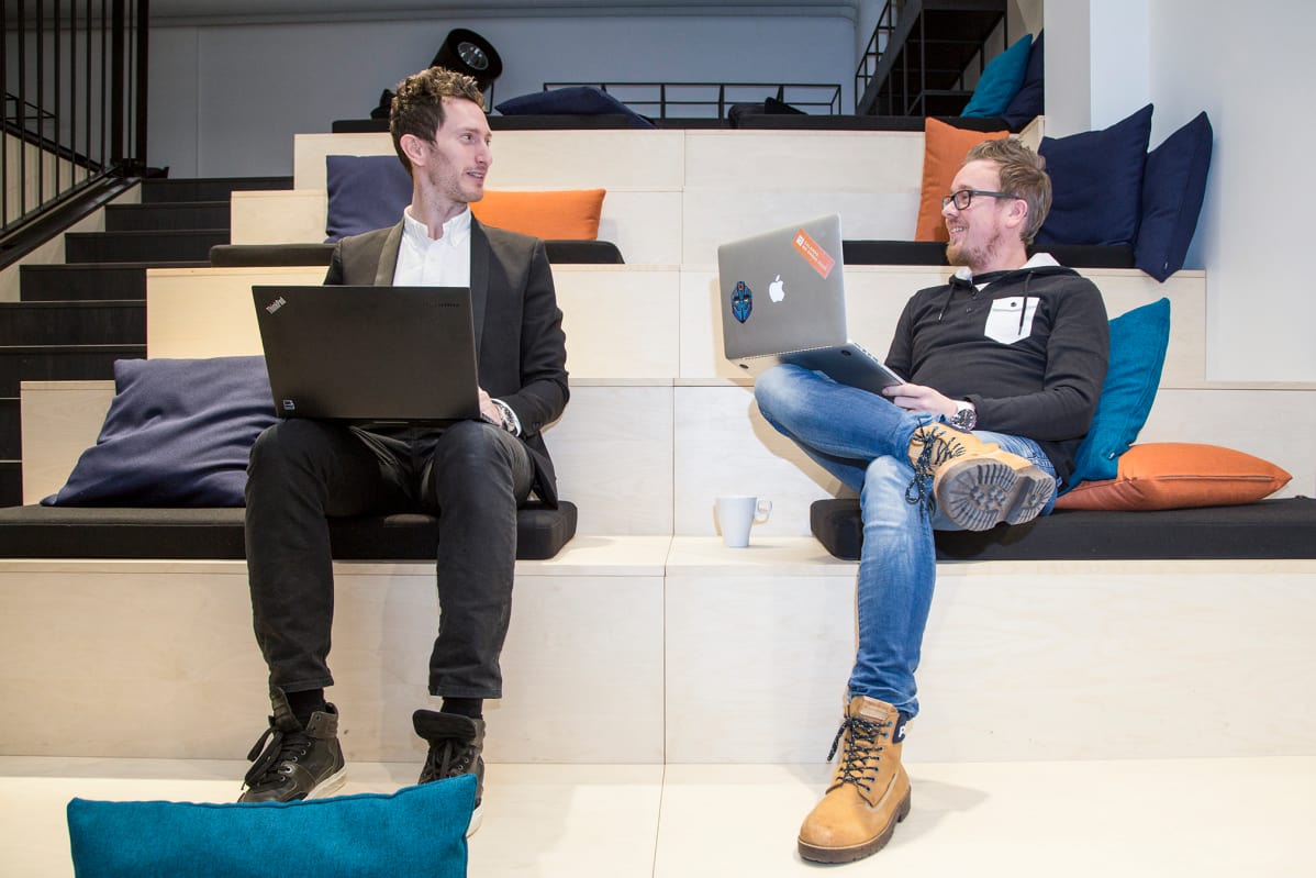 Zalandon Pohjoismaiden johtaja Kenneth Melchior ja helsinki Tech hubin tuotekehitysjohtaja Pekka Kosonen.