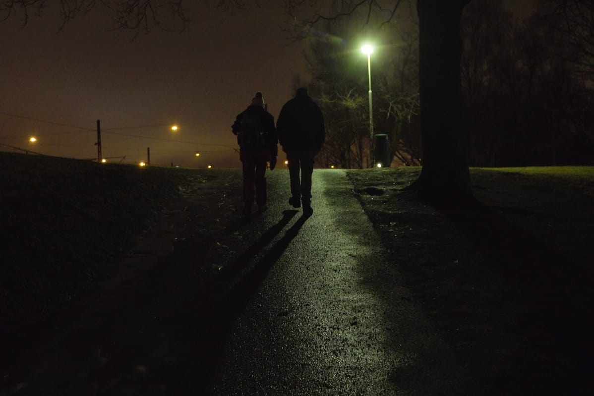 Asunnoton pariskunta kävelee Helsingin Kaivopuistossa
