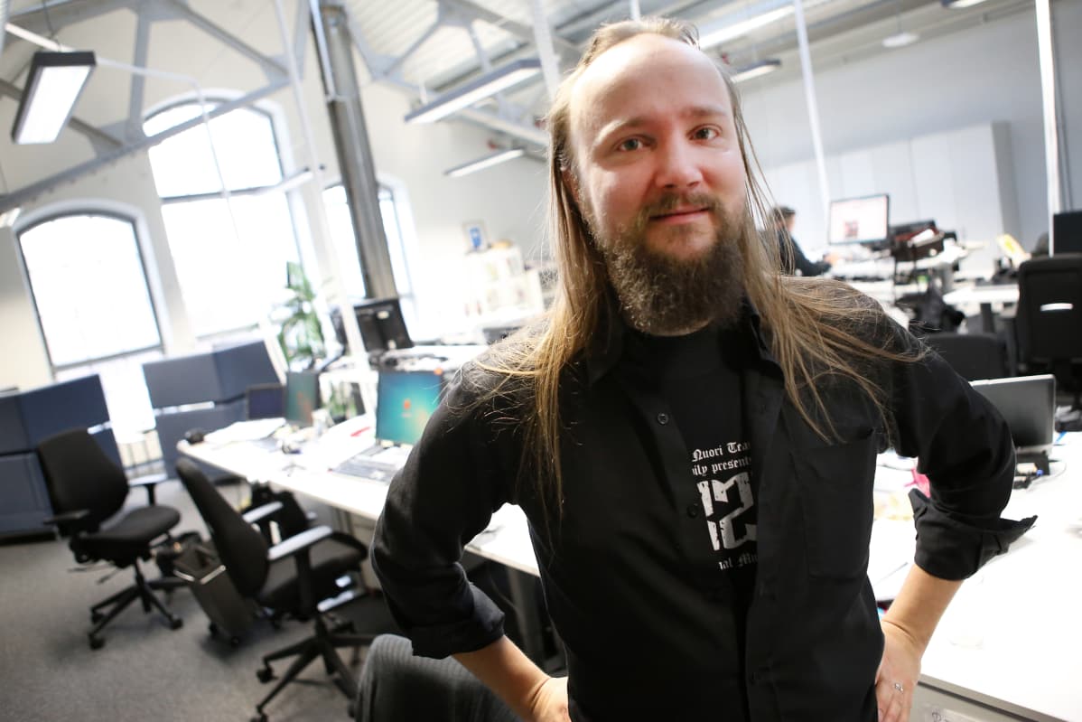 Mies poseeraa kameralle Yle Turun tiloissa Logomossa.