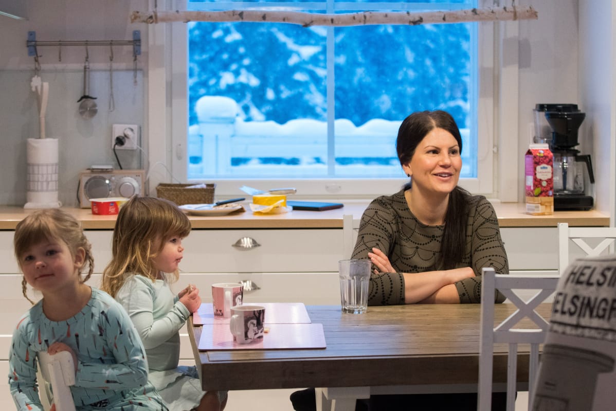 Muhoslainen Maria Pellikka Siirin ja Saaran kanssa keittiössä.