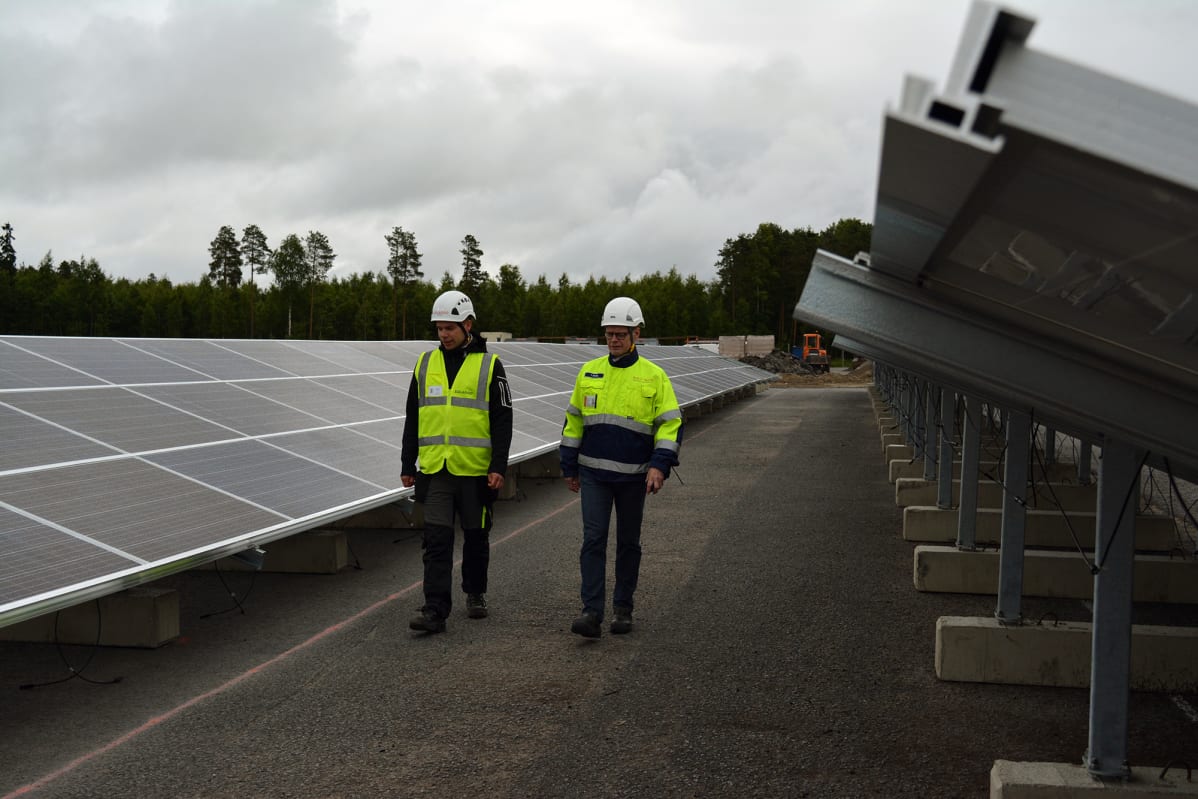 Solarigo Systems Oy:n projektipäällikkö Samuli Pohtola (vas.) ja Atria Suomen toimitusketjun hallinnasta vastaava johtaja Tapani Potka Atrian Nurmon tehtaan aurinkosähköpuiston työmaalla.