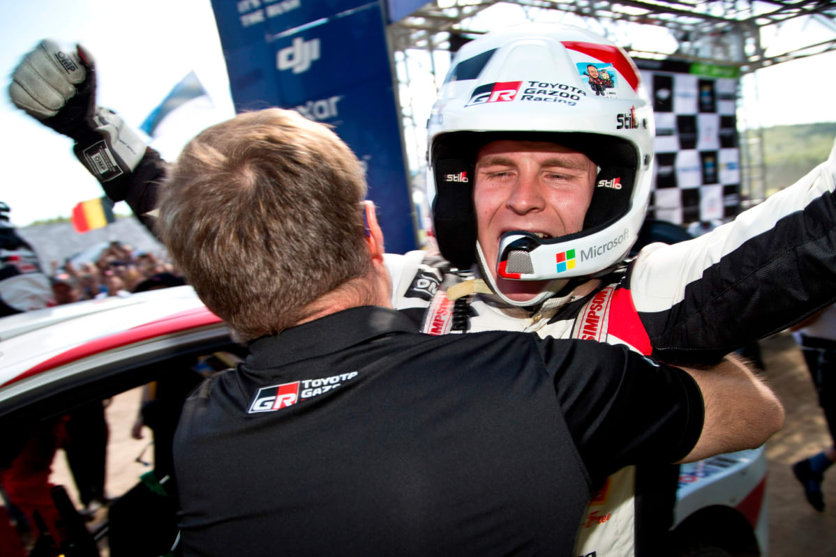 Esapekka Lappi juhlii MM-rallin voittoa Tommi Mäkisen kanssa