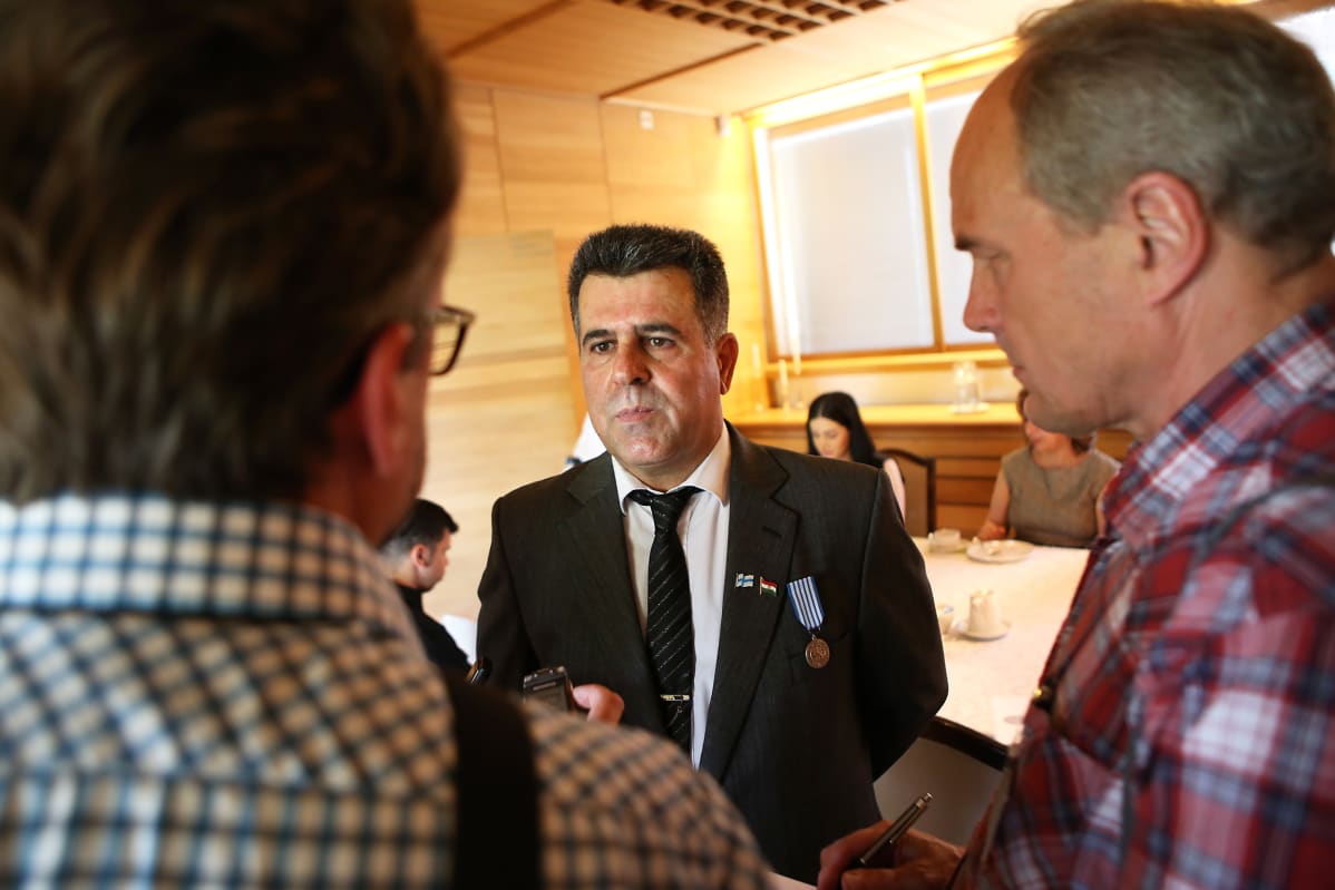 Tasavallan presidentin Sauli Niinistön myöntämällä hengenpelastusmitalilla palkittu Ali Rezgi.